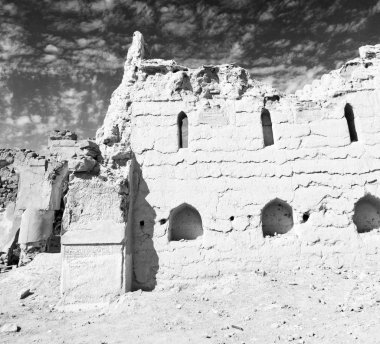 Umman eski terk edilmiş köy evi ve bulutlu gökyüzü kemer