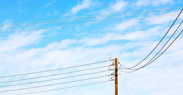 In oman de elektrische kabel hout pyloon energie en de huidige regel — Stockfoto