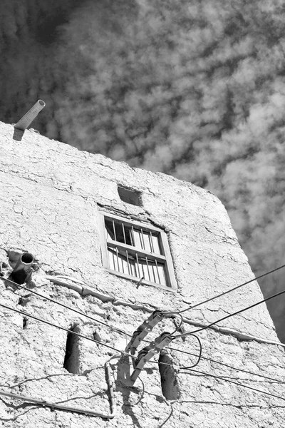 En Oman la vieja casa abandonada del pueblo y el cielo nublado —  Fotos de Stock