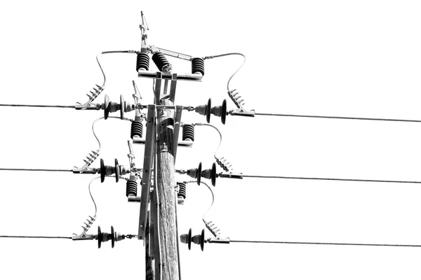 V Ománu kabel elektrické energie dřeva pylonu a aktuální řádek — Stock fotografie