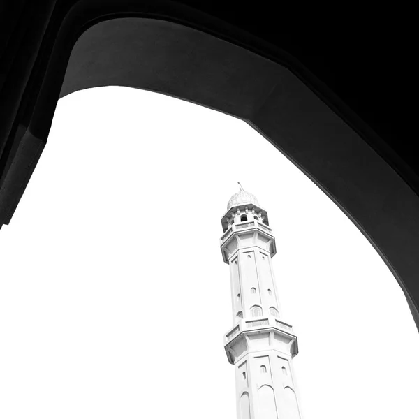 En oman moscatel la antigua mezquita minarete y la religión en el cielo claro —  Fotos de Stock