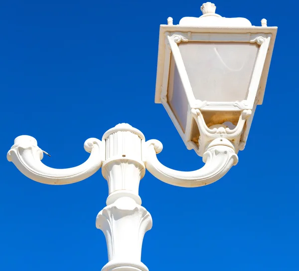 Em oman velho candeeiro de rua no céu claro e fundo abstrato — Fotografia de Stock