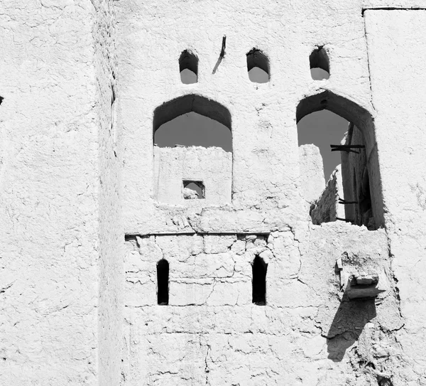 V Ománu oblouk starý opuštěný dům a zamračená obloha — Stock fotografie