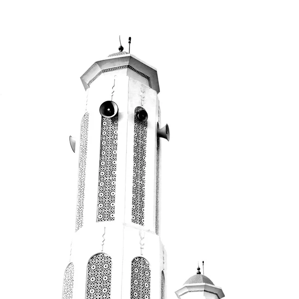 Omán muscat a régi mecset minaret és a vallás a tiszta ég — Stock Fotó