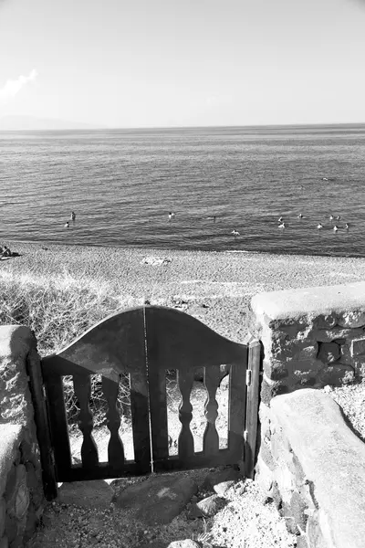 Mar de rocha e praia na europa grécia o islã mykonos — Fotografia de Stock