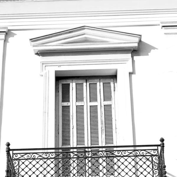Antigua arquitectura en la isla griega ventana y puerta blanca col —  Fotos de Stock