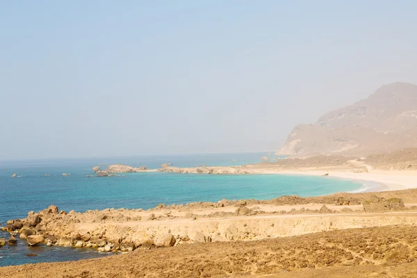 Im arabischen Meer der Hügel in der Nähe von Sandstrand Himmel und Berg — Stockfoto