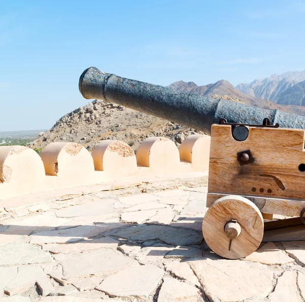 In oman muscat het oude kasteel en het kanon in de buurt van de muur — Stockfoto