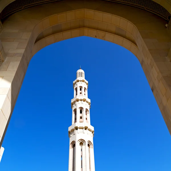 Dans oman muscat l'ancienne mosquée minaret et religion dans le ciel clair — Photo