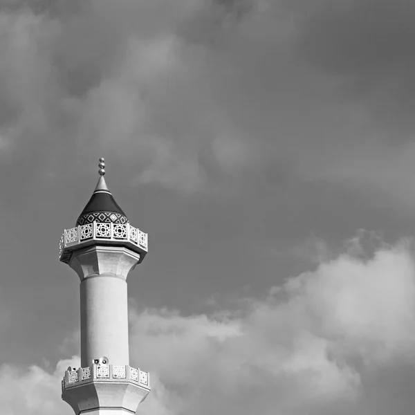 Em oman muscat a antiga mesquita minarete e religião no céu claro — Fotografia de Stock