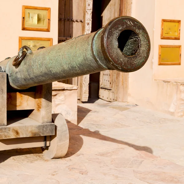 Dans oman muscat le vieux château et canon près du mur — Photo