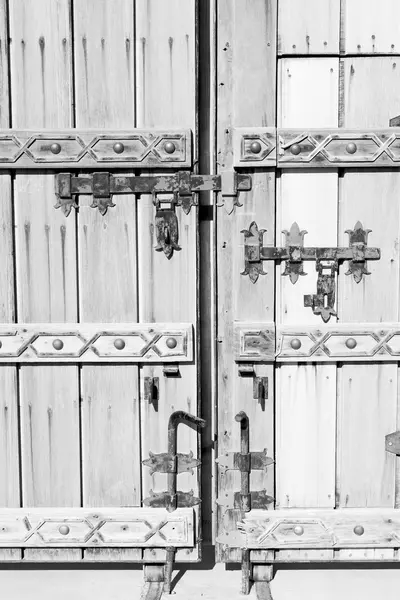 Omán régi antik ajtó textúra és absztrakt háttér sorban — Stock Fotó