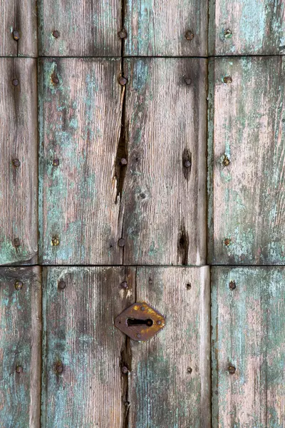 Bussare in una porta curch e pozzolo — Foto Stock