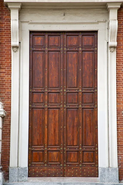 Стук и деревянная дверь в церкви — стоковое фото