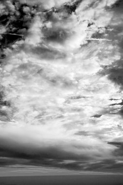 Umman kabarık bulutlu gökyüzü ve boş yer