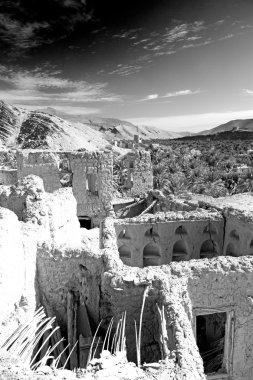 Umman eski terk edilmiş köy evi ve bulutlu gökyüzü kemer