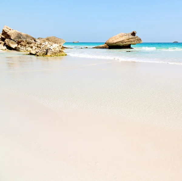 En Oman costa mar océano golfo roca y playa relajarse cerca del cielo — Foto de Stock