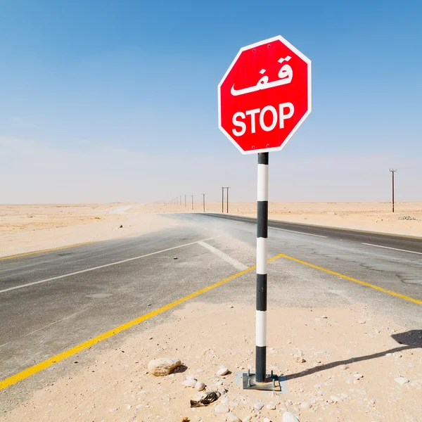 In oman in de buurt van de oude desert de asfalt lege straat en lonelin — Stockfoto