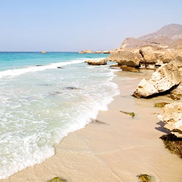 I oman kusten havet ocean gulf rock och stranden koppla av nära himlen — Stockfoto