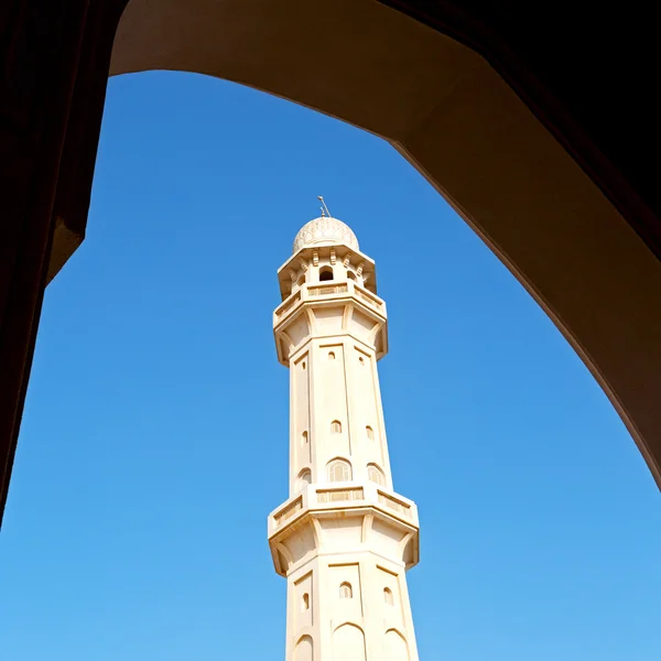 En oman moscatel la antigua mezquita minarete y la religión en el cielo claro — Foto de Stock