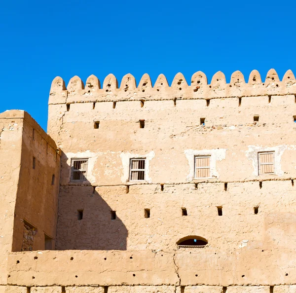 V Ománu muscat staré obranné pevnosti battlesment oblohy — Stock fotografie