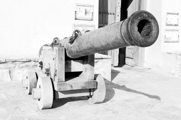 In oman muscat il vecchio castello e cannone vicino al muro — Foto Stock