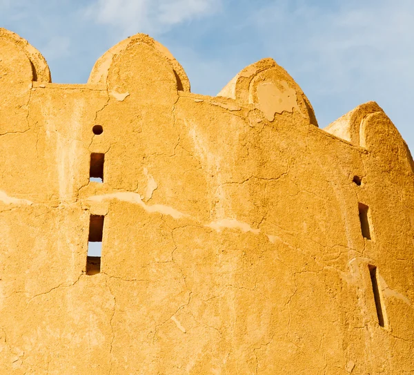 Em oman muscat o velho forte defensivo céu de batalha a — Fotografia de Stock