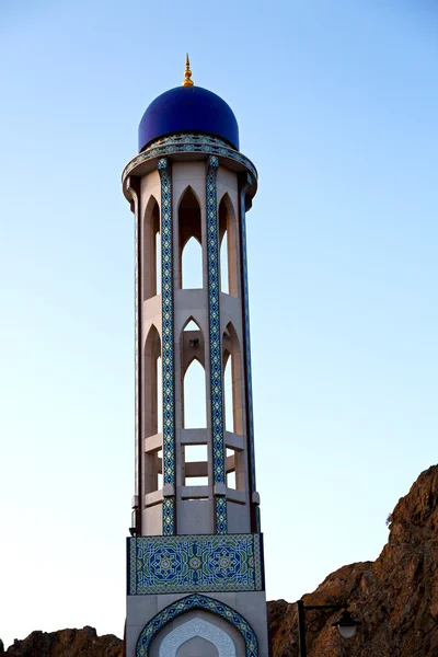 Em oman muscat a antiga mesquita minarete e religião no céu claro — Fotografia de Stock