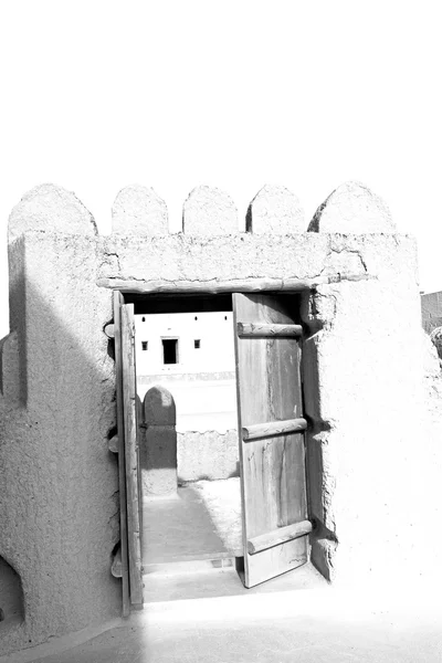 V Ománu staré dřevěné dveře — Stock fotografie