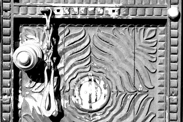 In einer antiken Tür Eingang und dekorativen Griff für Backgr — Stockfoto