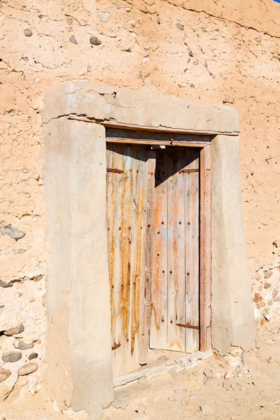 Em oman velha porta de madeira — Fotografia de Stock