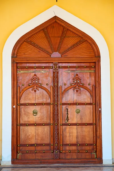 Em oman velha porta de madeira — Fotografia de Stock