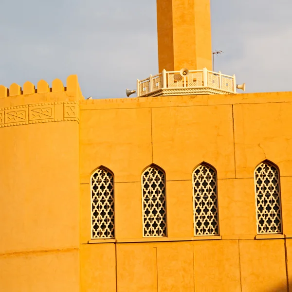 Em oman muscat a antiga mesquita minarete e religião no céu claro — Fotografia de Stock