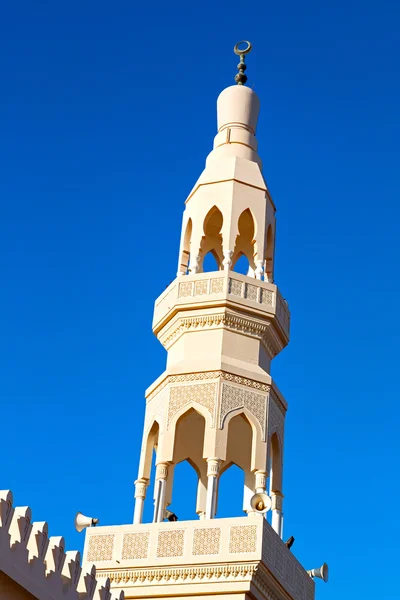 Dans oman muscat l'ancienne mosquée minaret et religion dans le ciel clair — Photo