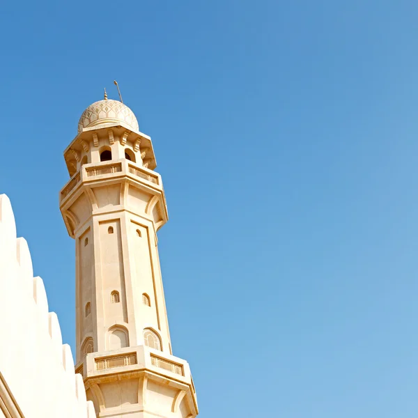 Dans oman muscat l'ancienne mosquée minaret et religion dans le ciel clair — Photo