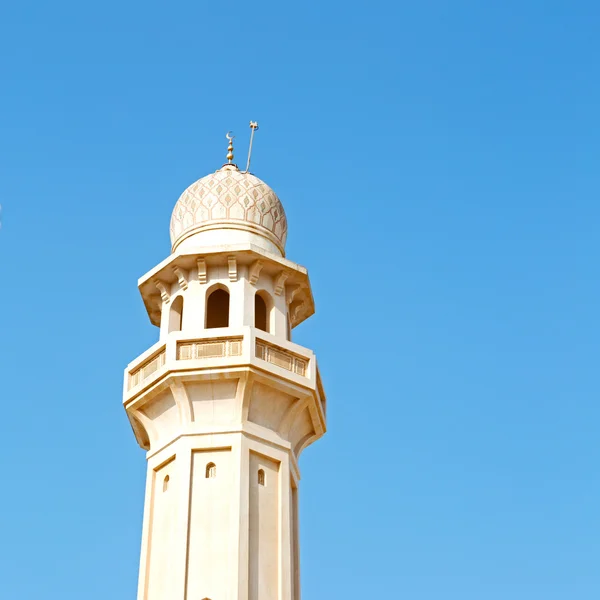 Em oman muscat a antiga mesquita minarete e religião no céu claro — Fotografia de Stock