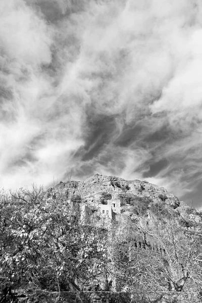 In oman berg das alte verlassene dörfliche bogenhaus und — Stockfoto