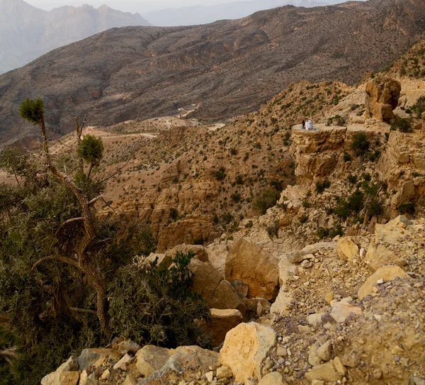 En Oman el viejo barranco de la montaña y el cañón el cielo nublado profundo — Foto de Stock