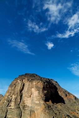 Umman eski dağ gorge ve kanyon derin bulutlu gökyüzü 