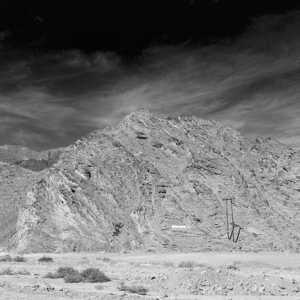 No oman o desfiladeiro velho da montanha e o canyon o céu nublado profundo — Fotografia de Stock