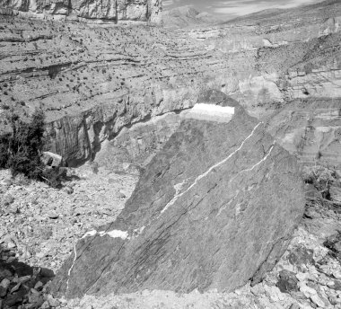 Umman eski dağ gorge ve kanyon derin bulutlu gökyüzü 