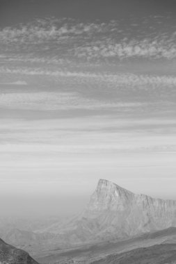 Umman eski dağ gorge ve kanyon derin bulutlu gökyüzü 