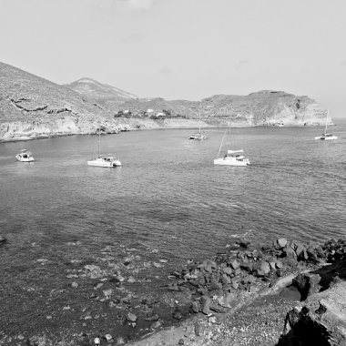 Hill ve Avrupa Yunanistan kasaba yaz Beach'te kayalara