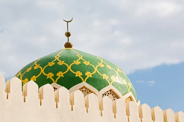 En oman moscatel la antigua mezquita minarete y la religión en el cielo claro — Foto de Stock