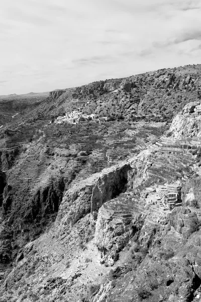 En Oman el viejo barranco de la montaña y el cañón el cielo nublado profundo — Foto de Stock