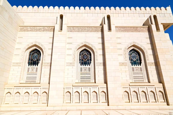 Em oman muscat a antiga mesquita minarete e religião no céu claro — Fotografia de Stock