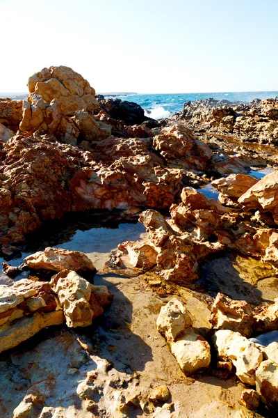 I oman kusten havet ocean gulf rock och stranden koppla av nära himlen — Stockfoto
