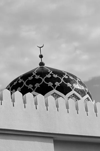 In oman muscat il vecchio minareto moschea e la religione in cielo aperto — Foto Stock