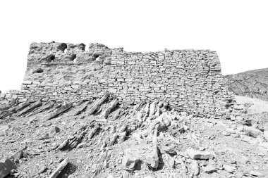 Umman eski terk edilmiş köy evi ve bulutlu gökyüzü kemer