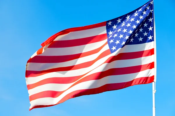 ΗΠΑ κουνώντας τη σημαία στο γαλάζιο του ουρανού bcolour και κύμα — Φωτογραφία Αρχείου